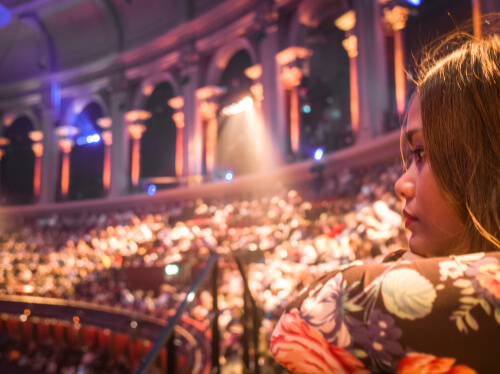 Mujer viendo uno de los musicales en Londres