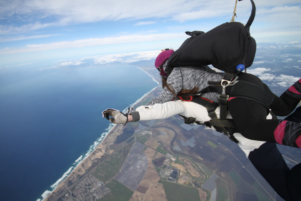PAreja que acaba de saltar en paracaídas