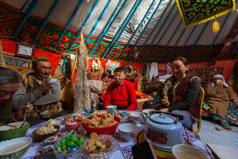 Tribu kazaja mostrando la hospitalidad en Asia Central