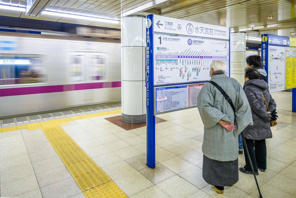 Ancianos en el metro de Tokio