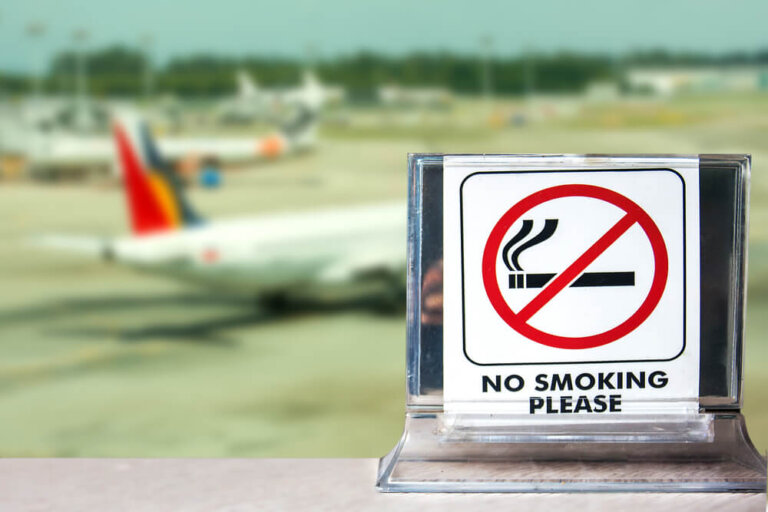 Consejos para fumadores en aviones y aeropuertos