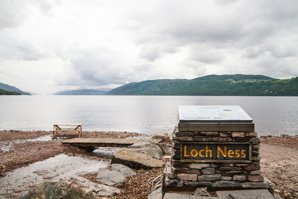 Cartel del lago Ness