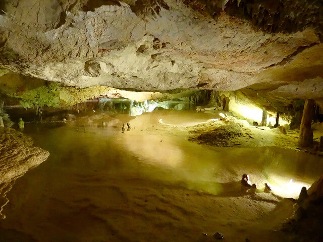 Interior de la cueva de Can Marça
