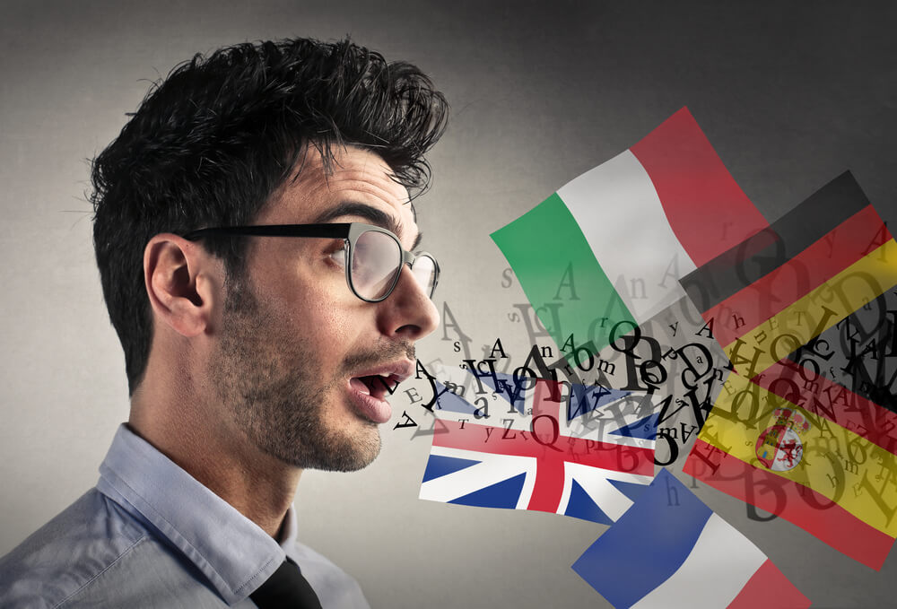 Hombre hablando diferentes idiomas de Europa