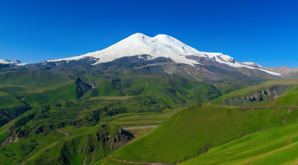 Monte Elbrus en uno de los sistemas montañosos de Europa
