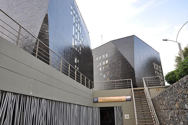 Entrada a la biblioteca