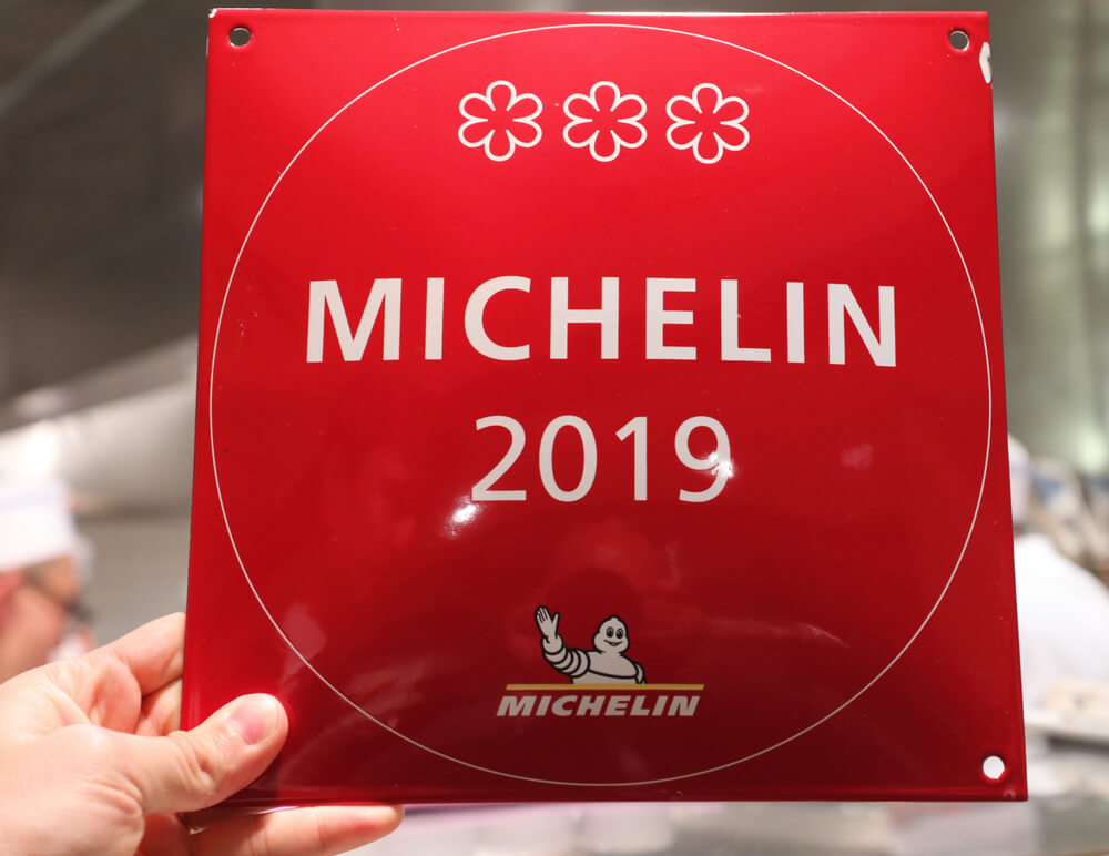 Cartel de un restaurante con estrellas Michelin