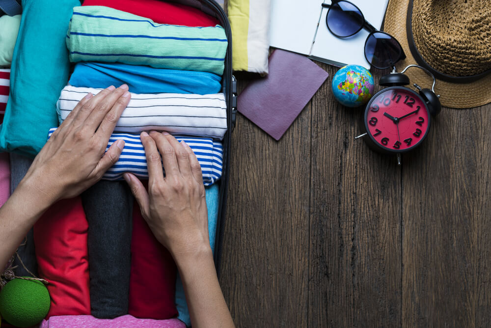 Mujer haciendo la maleta de mano