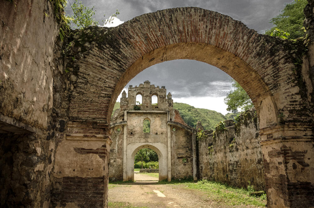 Ruinas de la iglesia de Ujarrás en el valle de Orosi