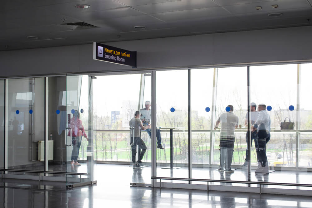 Sala de fumadores en un aeropuerto