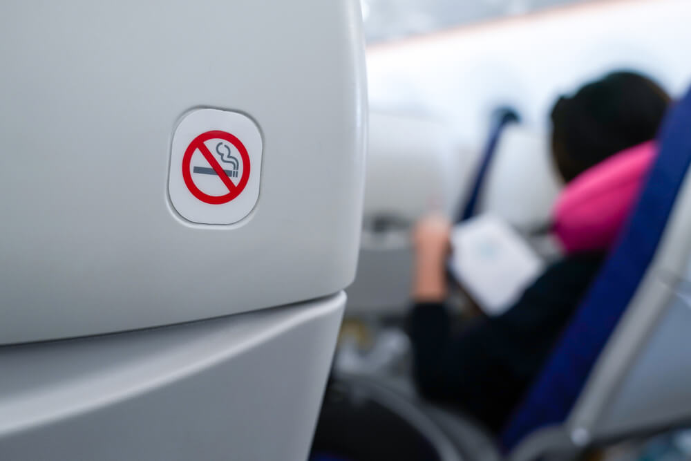 Señal de no fumar en el avión