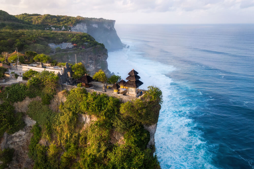 Vista del templo Uluwatu en la península de Bukit