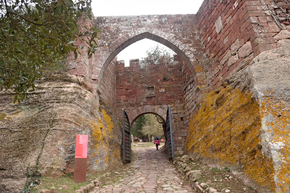 Acceso al castillo d'Escolnarbou