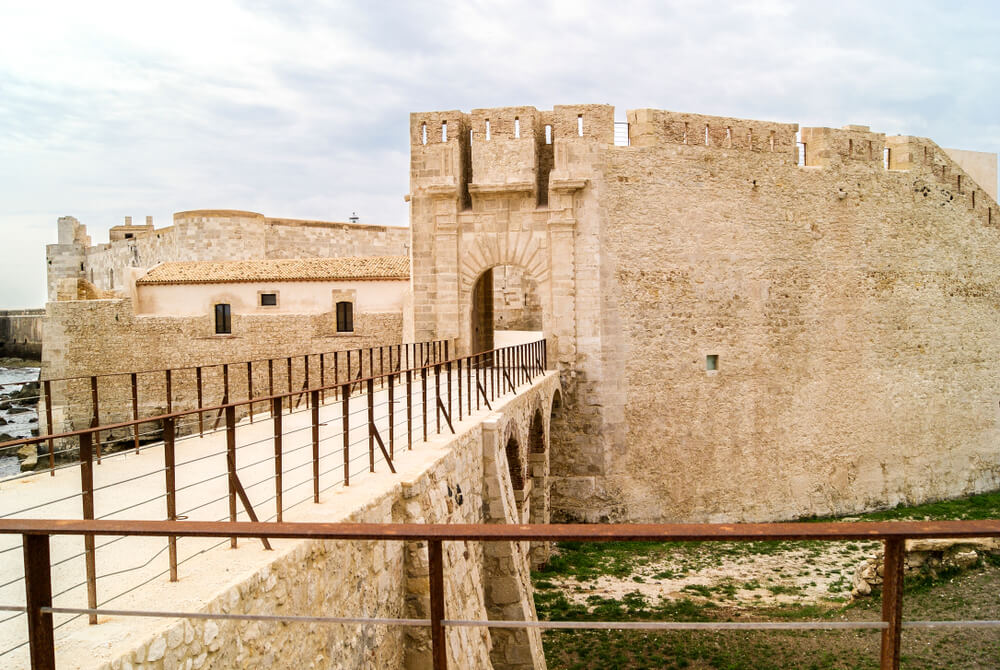 Acceso al castillo de Maniace