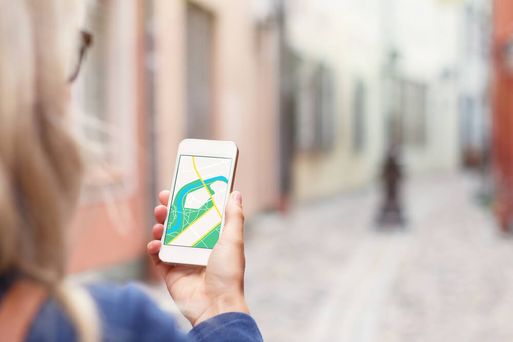 Mujer usando una aplicación de Internet en el extranjero