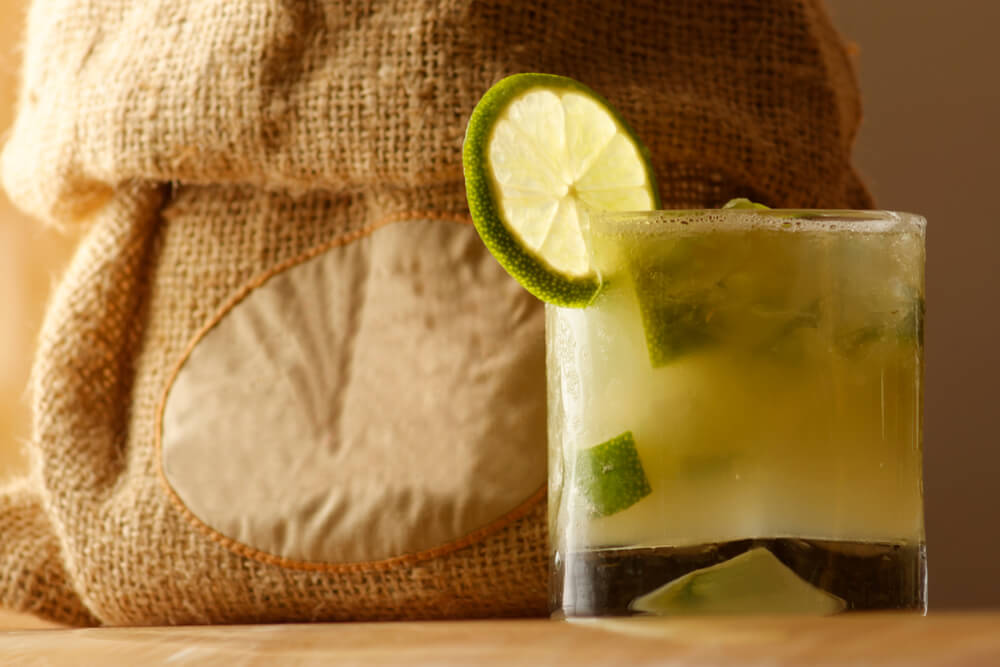 Cóctel de cachaza, una de las bebidas tradicionales de Brasil