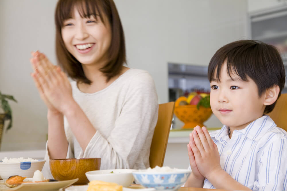 Familia japonesa agradeciendo la comida