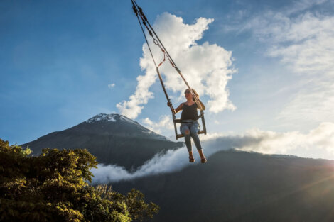 Volcán Tungurahua y mujer columpiándose