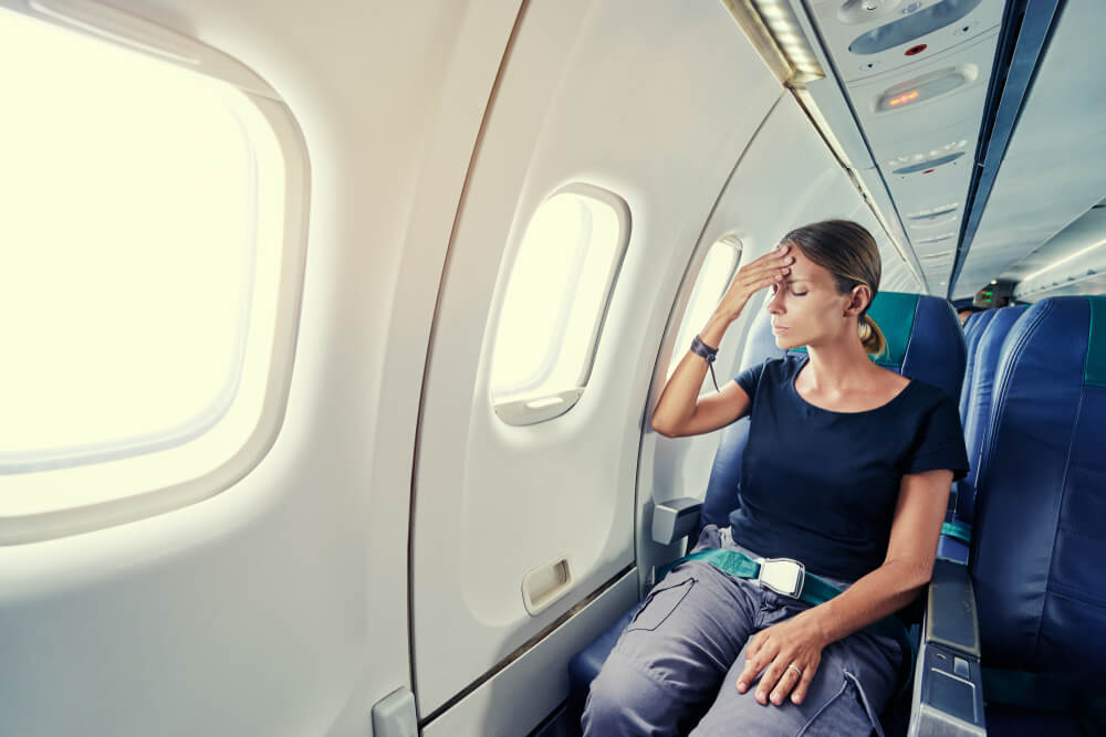 Mujer enferma en un avión