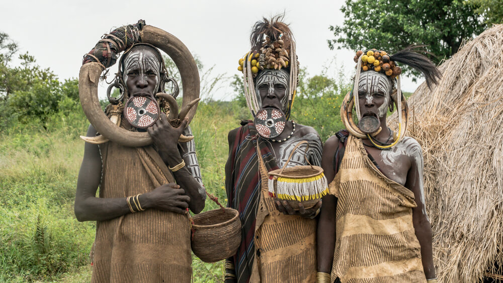 Mujeres de la tribu mursi, una de las culturas más extrañas