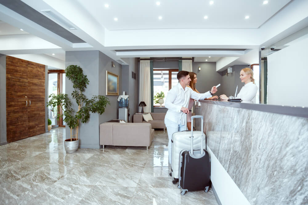 Pareja en una recepción de hotel