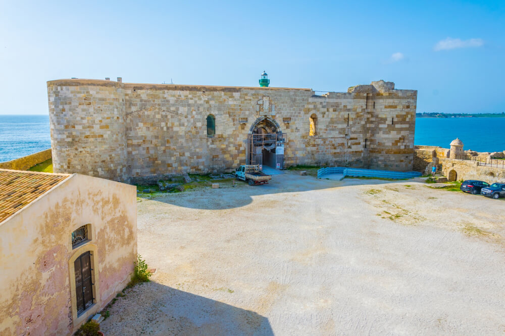 Patio del castillo de Maniace