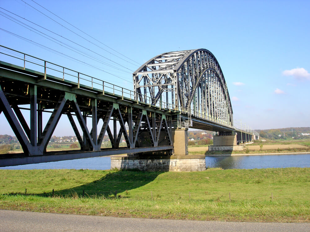 Puente sobre el río Rhin en la Ruta de la Liberación