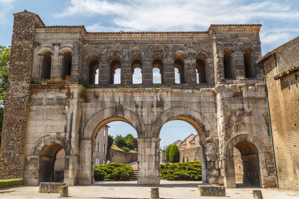 Puerta del este en Autun, parte de la historia de Borgoña