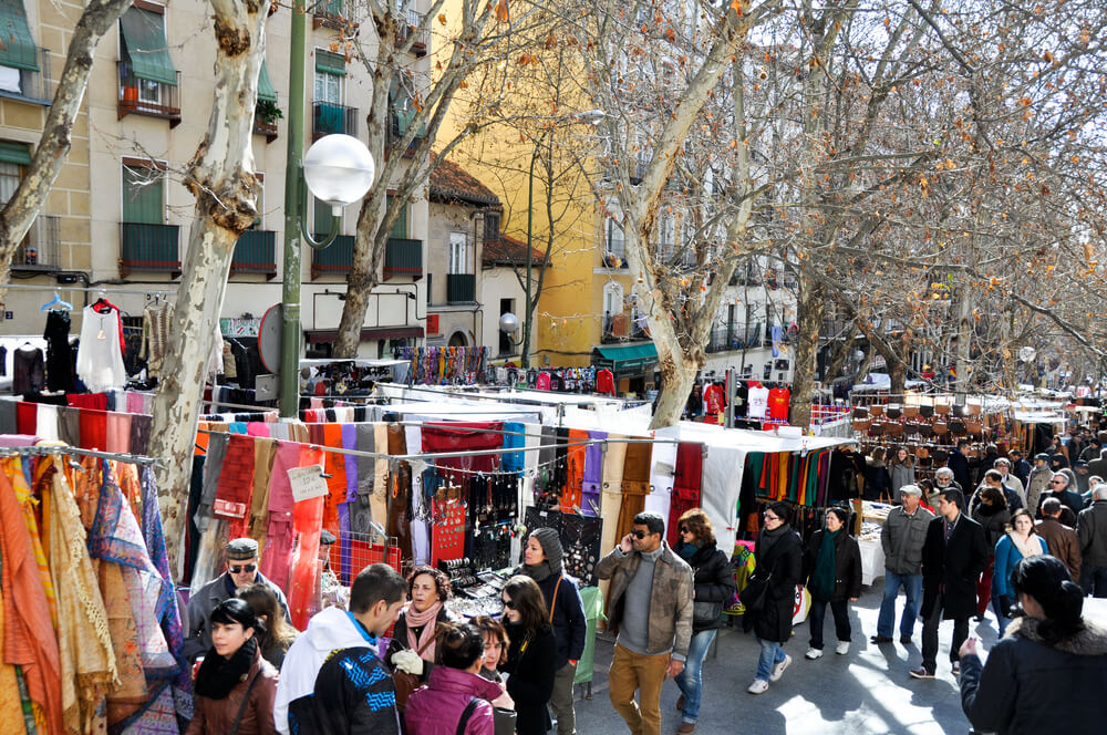 El Rastro en Madrid, uno de los mercadillos en España