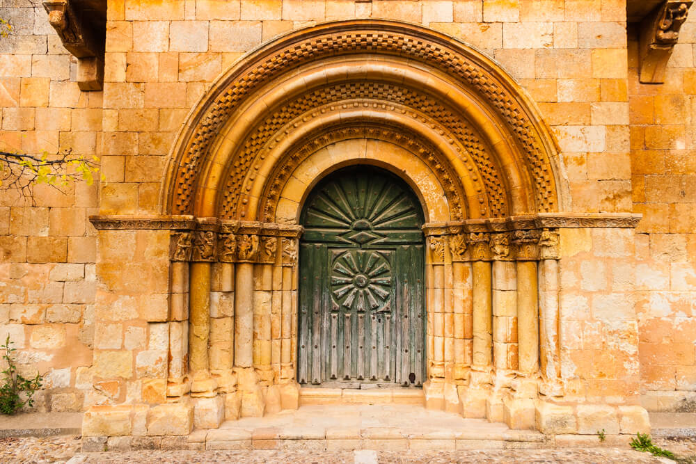 Portada de la iglesia de San Juan Bautista, ejemplo del románico en Palencia
