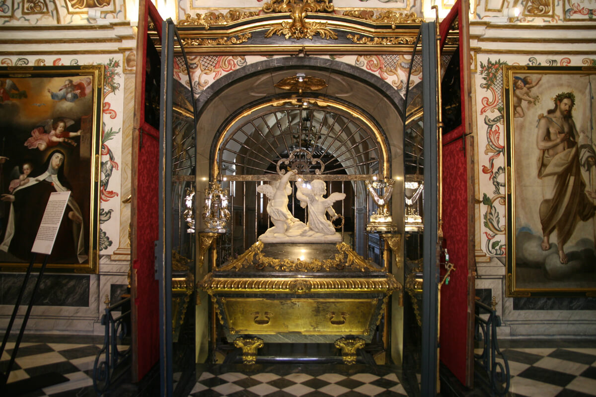 Camerines del sepulcro de Santa Teresa