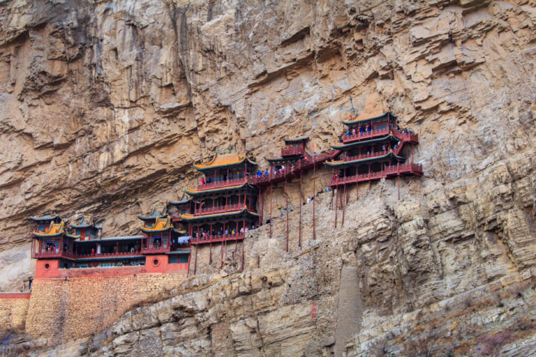 Conoce el templo colgante de Xuankong en China
