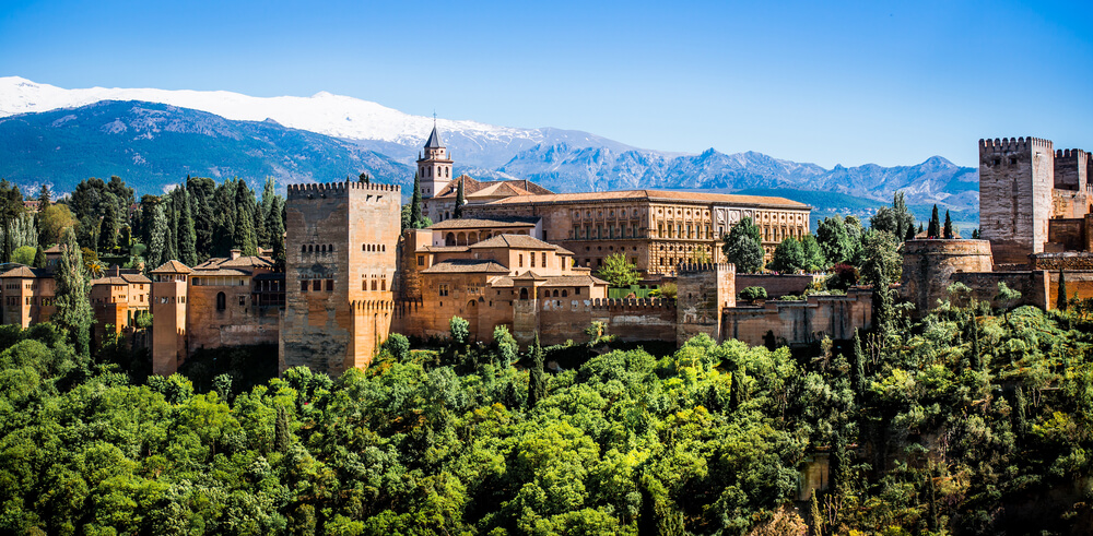 La Alhambra con Sierra Nevada al fondo