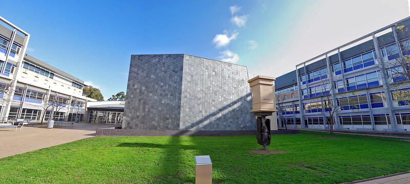 Escultura en el campus e la universidad La Trobe