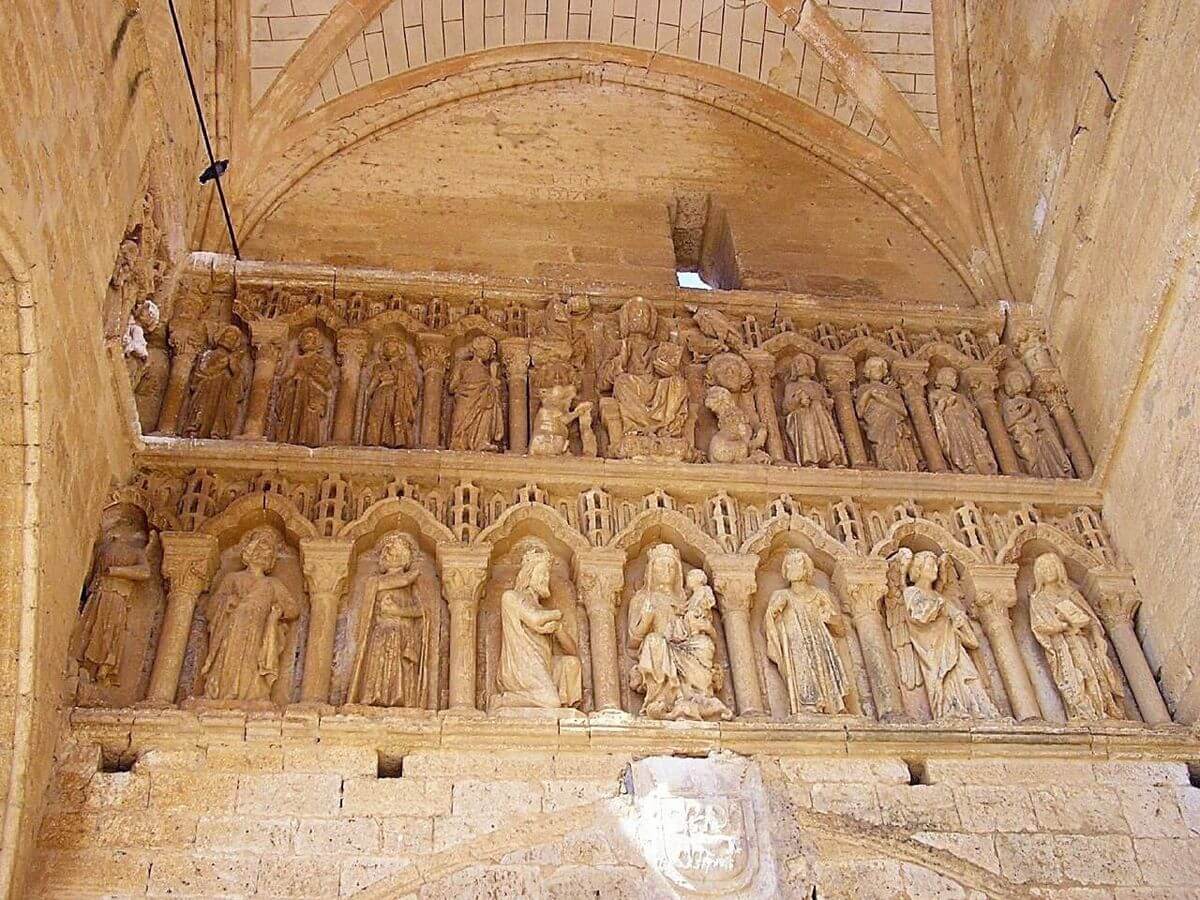 Esculturas del exterior de la iglesia