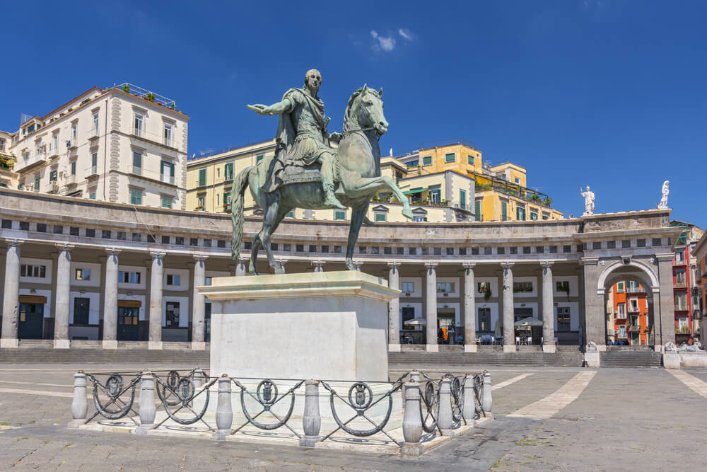 Estatua de Fernando I en la Piazza del Plebiscito