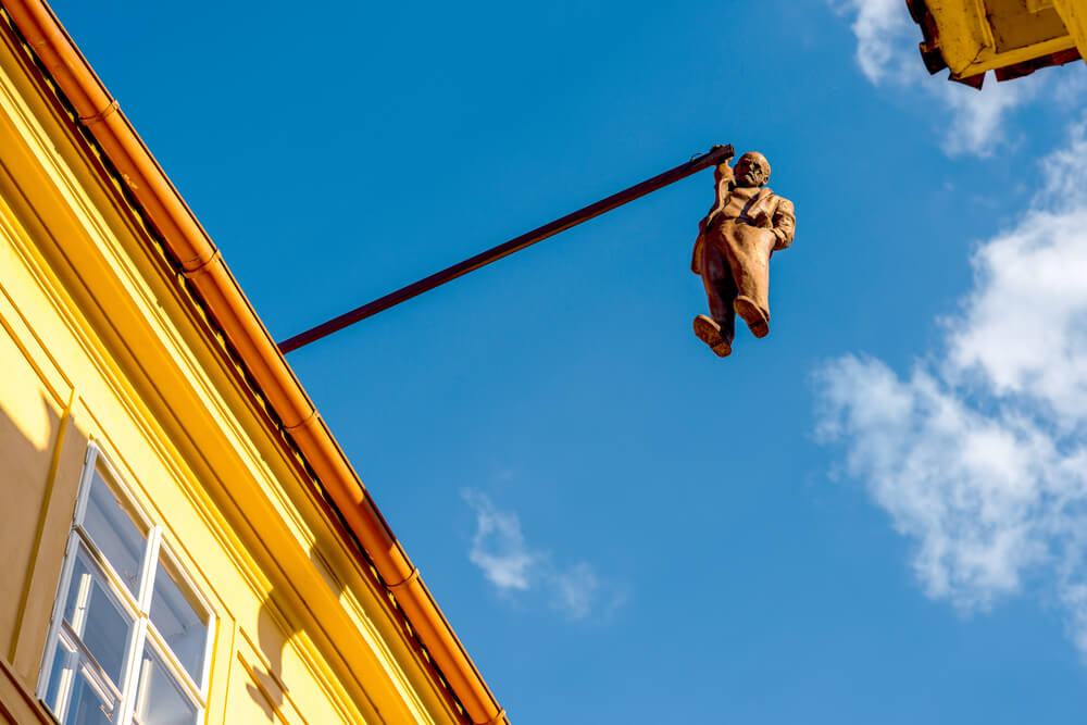 Estatua de Freud colgando de Cerny
