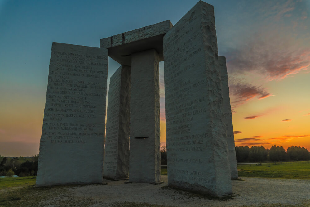 Guidestones al atardecer