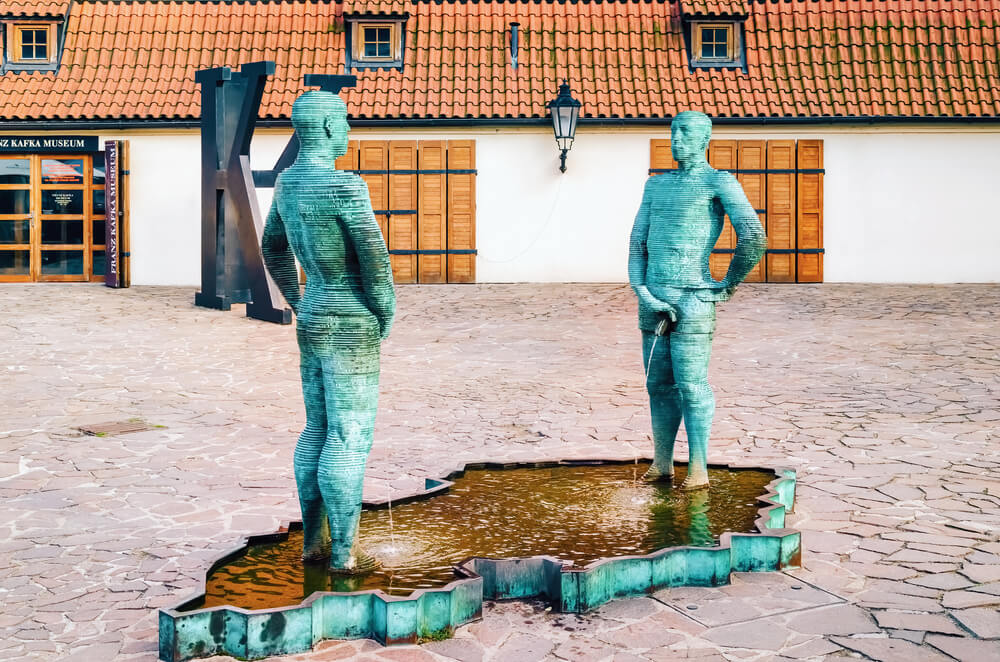 Estatua de hombres orinando