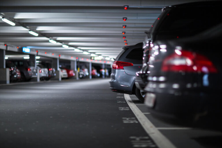 ¿Vas viajar en tu coche? Te explicamos cómo encontrar y reservar en parkings fácilmente desde tu móvil