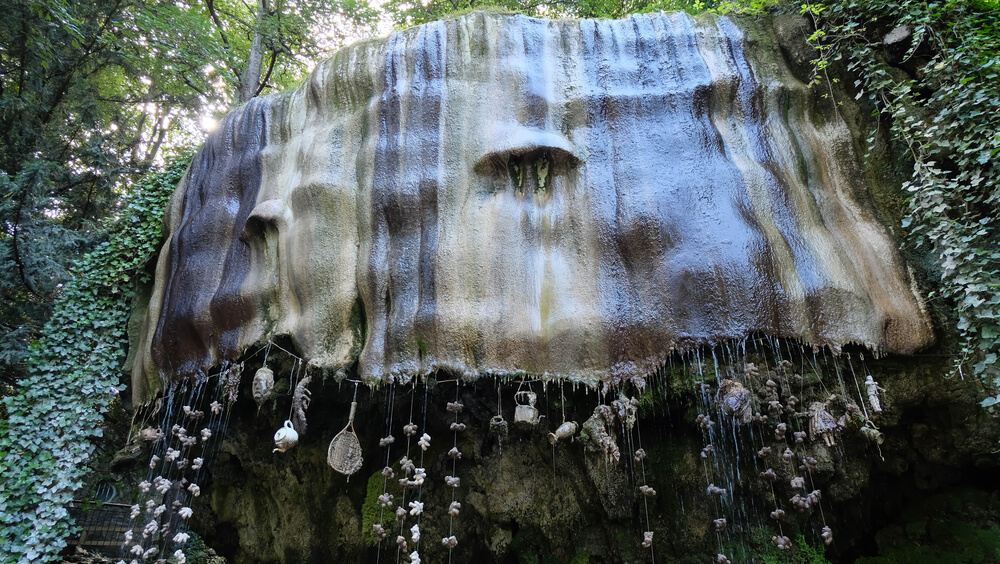 Vista de Petrifying Well