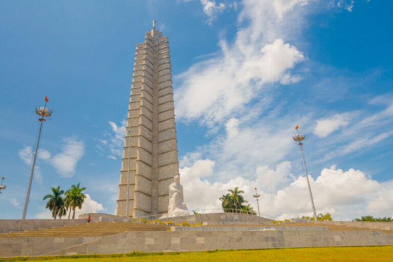 Un paseo por la plaza de la Revolución en La Habana