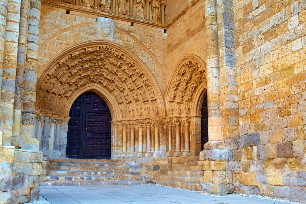 Portada de Santa María de Villalcázar de Sirga