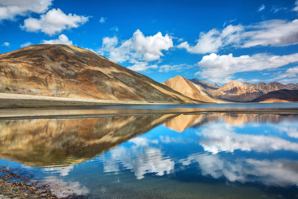 Reflejos de las montañas en el lago