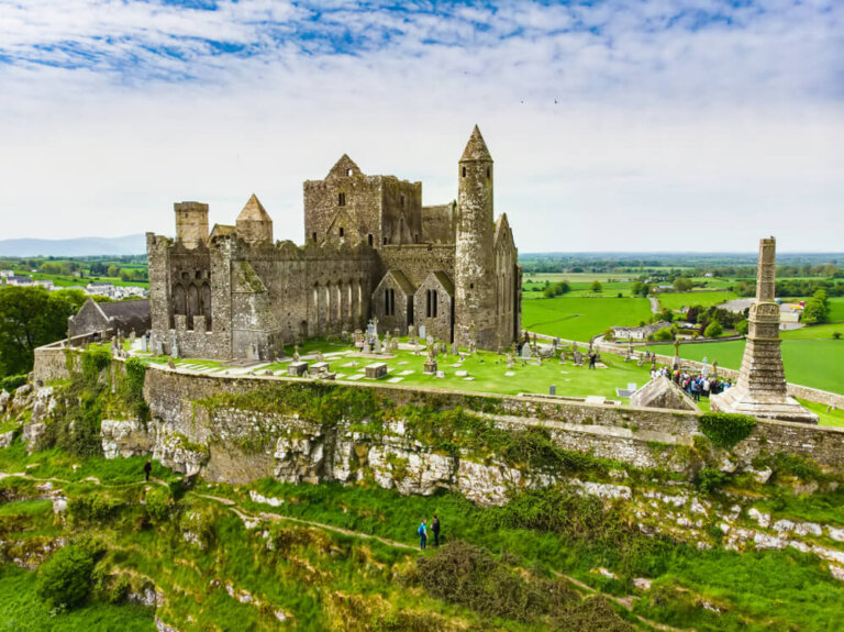 Conoce la legendaria Roca Cashel en Irlanda