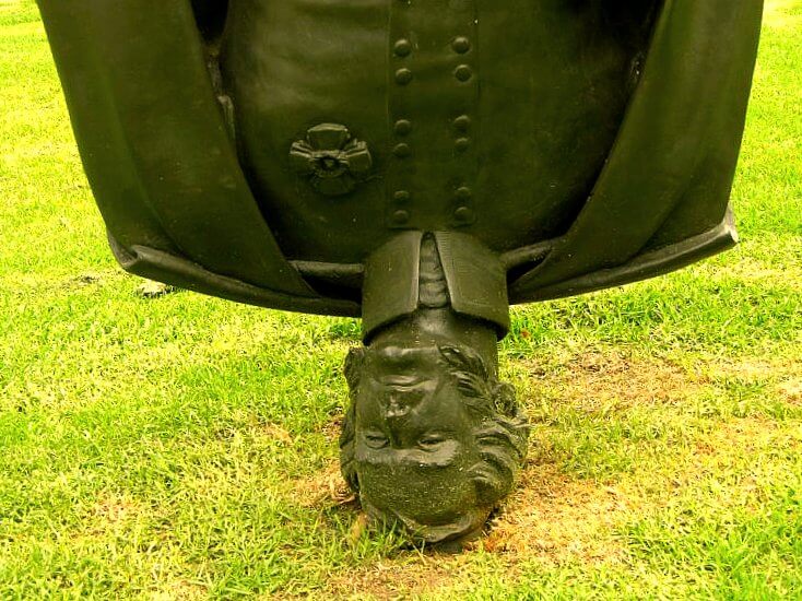 Estatua invertida de Charles la Trobe