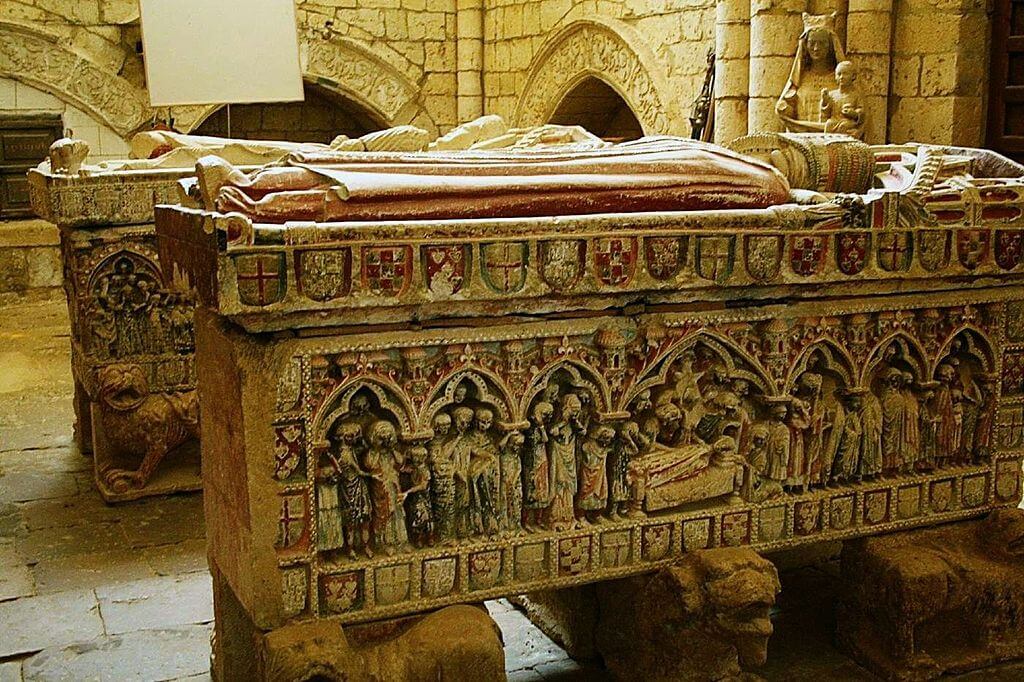 Sepulcros en la iglesia de Villalcázar de Sirga