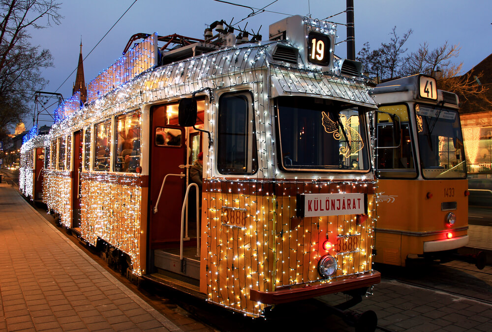 Tranvías decorados con luces
