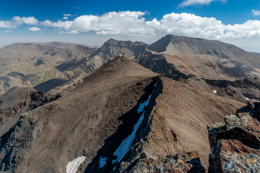 Vista desde el pico Veleta en una ruta por Sierra Nevada