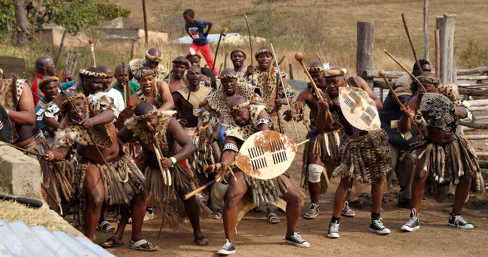 Guerreros zulúes bailando